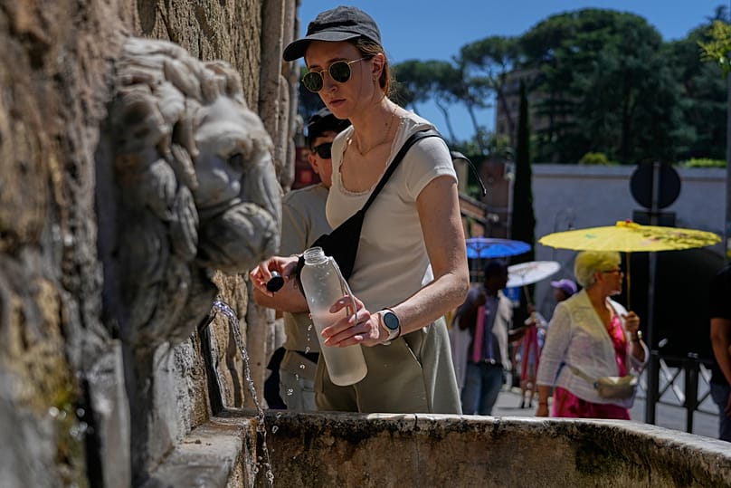 Caldo estremo previsto a Roma. Una turista riempie la bottiglia in una delle tante fontane 27 maggio 2026 Gregorio Borgia