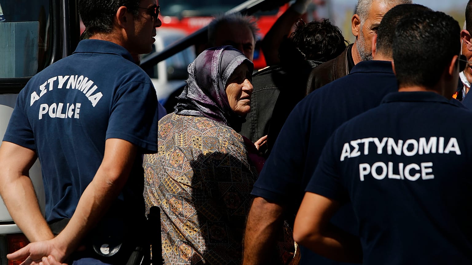 Αστυνομικοί συνοδεύουν μετανάστες στην Κύπρο - φώτο αρχείου