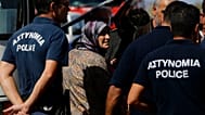 Αστυνομικοί συνοδεύουν μετανάστες στην Κύπρο - φώτο αρχείου
