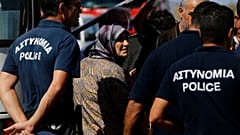 Αστυνομικοί συνοδεύουν μετανάστες στην Κύπρο - φώτο αρχείου