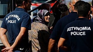 Αστυνομικοί συνοδεύουν μετανάστες στην Κύπρο - φώτο αρχείου