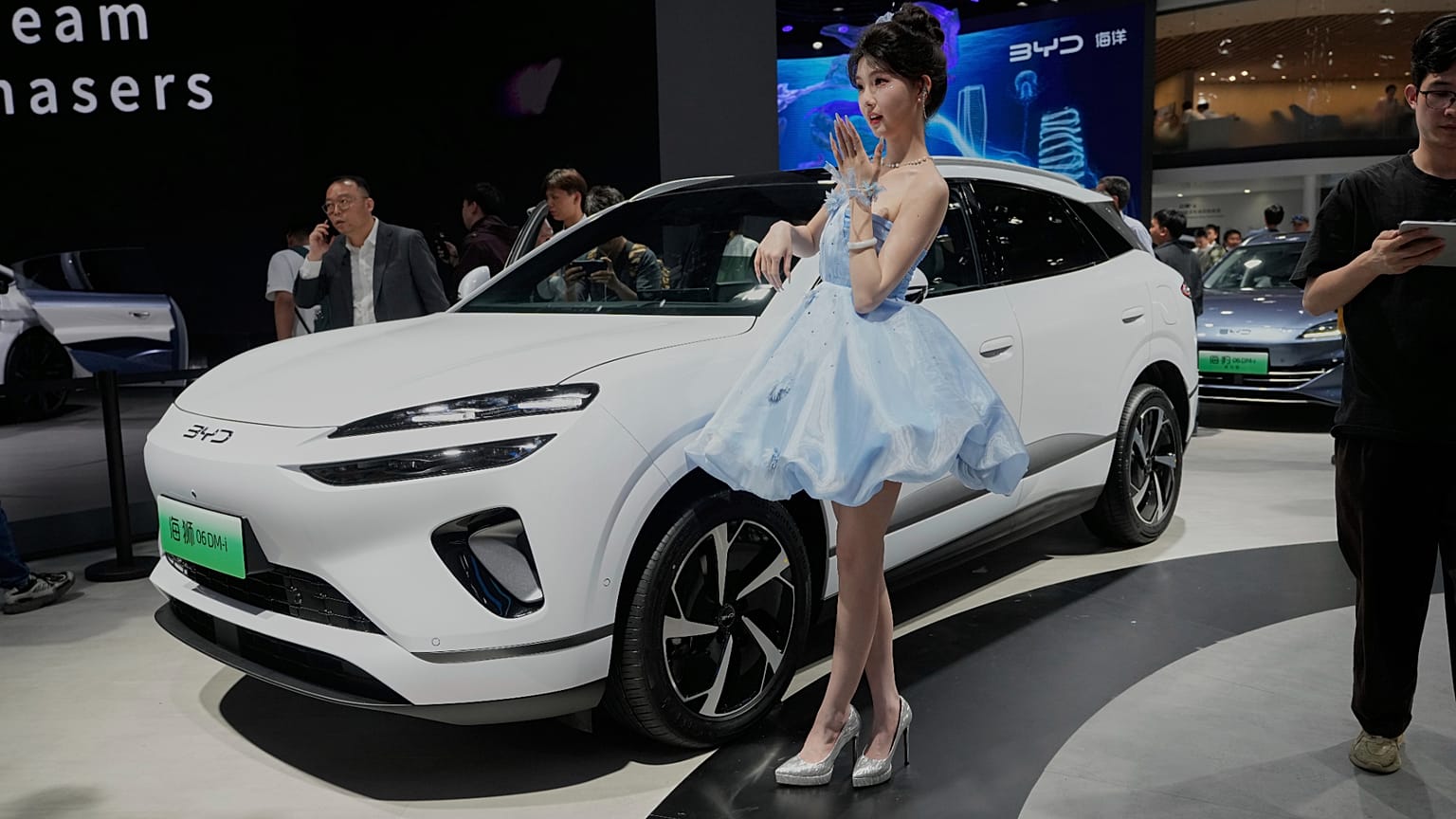 Foto de archivo, una modelo posa junto al Sea Lion 06 DM-i de BYD en el salón del automóvil de Shanghái el miércoles 23 de abril de 2025.