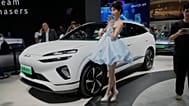 Foto de archivo, una modelo posa junto al Sea Lion 06 DM-i de BYD en el salón del automóvil de Shanghái el miércoles 23 de abril de 2025.