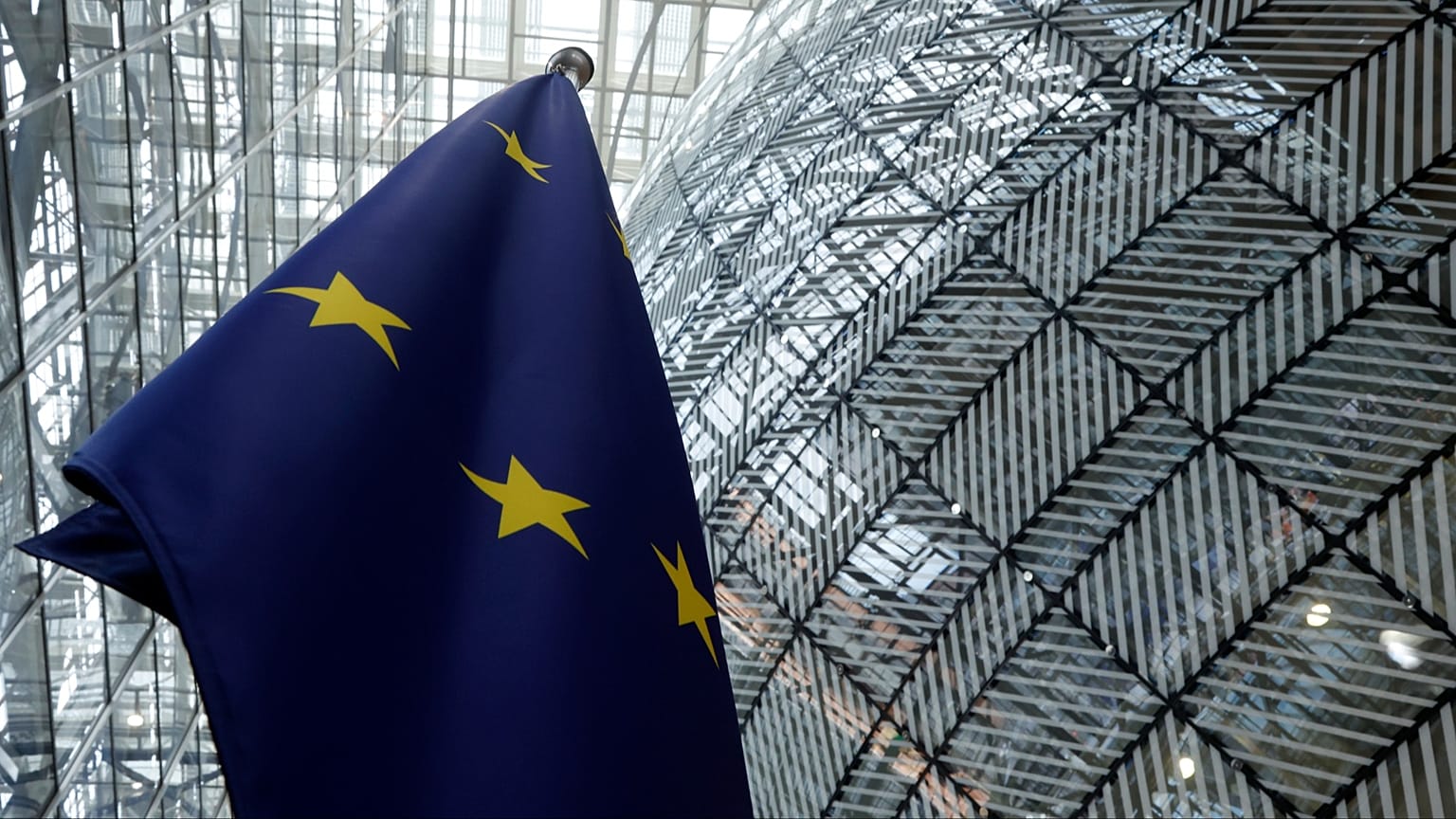 Bandeira da União Europeia no átrio durante uma cimeira da UE no edifício do Conselho Europeu, em Bruxelas, segunda-feira, 17 de junho de 2024.