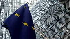 Die EU-Flagge im Atrium während eines EU-Gipfels im Gebäude des Europäischen Rates in Brüssel, am Montag, 17. Juni 2024.