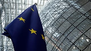 Bandeira da União Europeia no átrio durante uma cimeira da UE no edifício do Conselho Europeu, em Bruxelas, segunda-feira, 17 de junho de 2024.