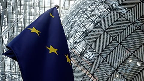 Флаг Европейского союза в атриуме здания Европейского совета в Брюсселе во время саммита ЕС, понедельник, 17 июня 2024 года.