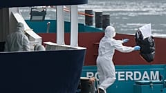 Mitarbeiter in Schutzkleidung entsorgen Abfall vom Kreuzfahrtschiff MV Hondius im Hafen von Rotterdam in den Niederlanden, am Montag, 18. Mai 2026.