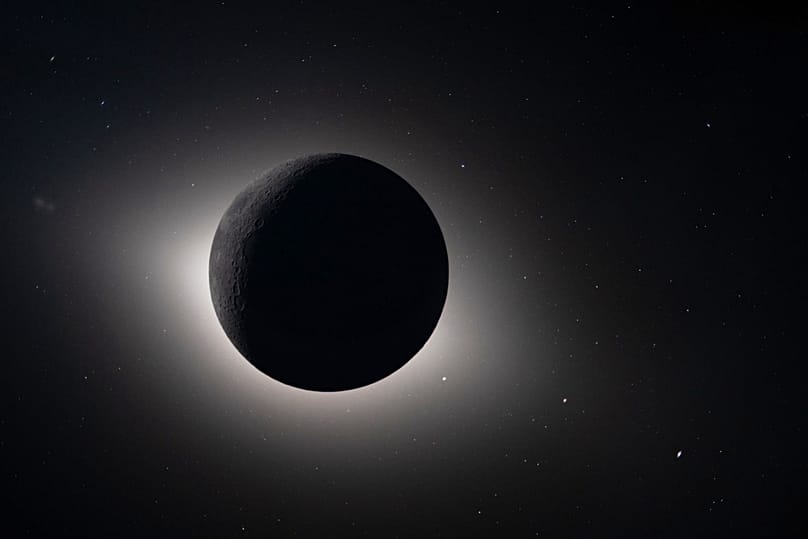 Σε αυτή τη φωτογραφία που παρείχε η NASA και τράβηξε το πλήρωμα της Artemis II από σεληνιακή τροχιά, η Σελήνη κρύβει τον Ήλιο στις 6 Απριλίου 2026.