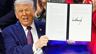 يحمل الرئيس دونالد ترامب الميثاق خلال حفل التوقيع على مبادرة مجلس السلام في الاجتماع السنوي للمنتدى الاقتصادي العالمي في دافوس بسويسرا، الخميس 22 يناير 2026.