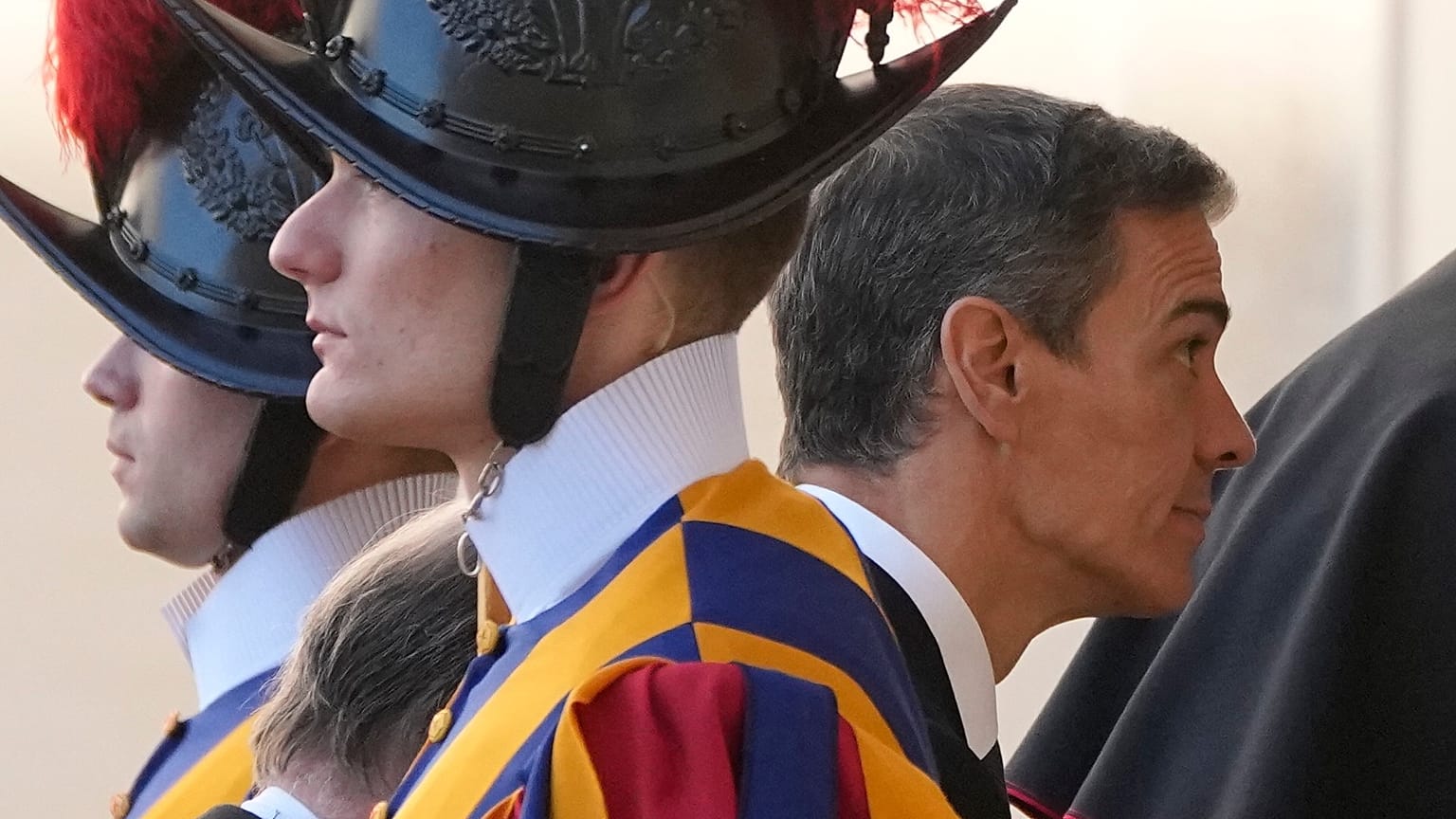 Premier Hiszpanii Pedro Sánchez został powitany na Dziedzińcu św. Damazego przed prywatną audiencją u papieża Leona XIV w Watykanie, 27 maja 2026 r.