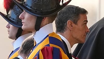Spain's Premier Pedro Sánchez is welcomed at the St. Damasus courtyard ahead of a private audience with Pope Leo XIV at the Vatican, 27 May, 2026