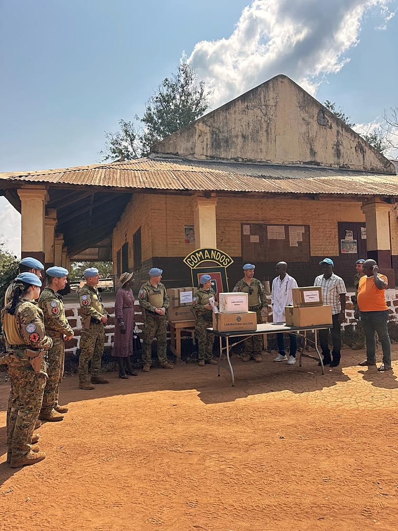Capacetes azuis portugueses doam material sanitário ao hospital de Bossembélé com a subprefeita e o diretor hospitalar. RCA, 2025