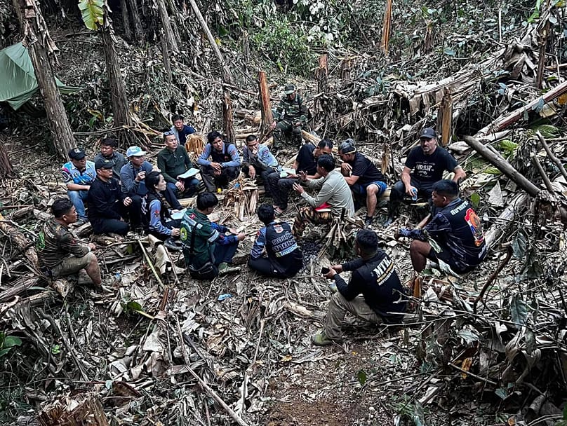 Rescuers try to reach people who have been trapped in a cave in Xaisomboun province, 26 May, 2026