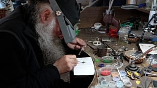 Ο Πατέρας Γρηγόριος στο εργαστήριο
