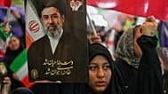 امرأة تحمل صورة المرشد الأعلى الإيراني آية الله مجتبى خامنئي خلال حفل تكريم القوات المسلحة والقتلى في الحرب مع إسرائيل والولايات المتحدة في مسجد الإمام الخميني الكبير في طهران