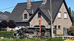 Belgique : une camionnette couchée près d’une maison après une collision avec un train à un passage à niveau à Buggenhout, le 26 mai 2026