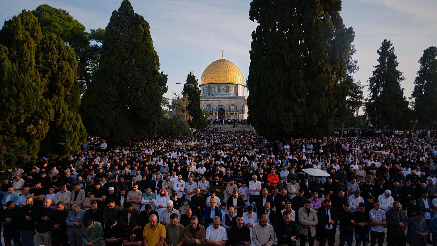 مصلون يؤدون صلاة عيد الأضحى قرب قبة الصخرة في المسجد الأقصى بالقدس، الأربعاء 27 مايو/أيار 2026.