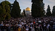 مصلون يؤدون صلاة عيد الأضحى قرب قبة الصخرة في المسجد الأقصى بالقدس، الأربعاء 27 مايو/أيار 2026.