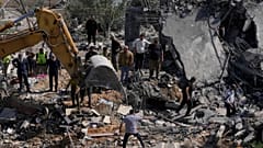 عمال الإنقاذ يبحثون عن ناجين باستخدام آليات ثقيلة بين أنقاض المنازل التي دمرها قصف جوي إسرائيلي في قرية السكسكية، جنوب لبنان، السبت 9 مايو/أيار 2026.