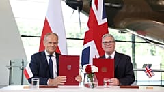 Le Premier ministre polonais Donald Tusk aux côtés de son homologue britannique Keir Starmer.