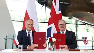 Zdjęcie polskiego premiera Donalda Tuska z jego brytyjskim odpowiednikiem Keirem Starmerem.