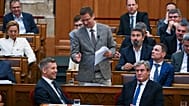 Magyar Péter miniszterelnök Vitézy Dávid közlekedési és beruházási miniszter helyéről hallgatta végig Gulyás Gergely, a Fidesz frakcióvezetőjének felszólalását