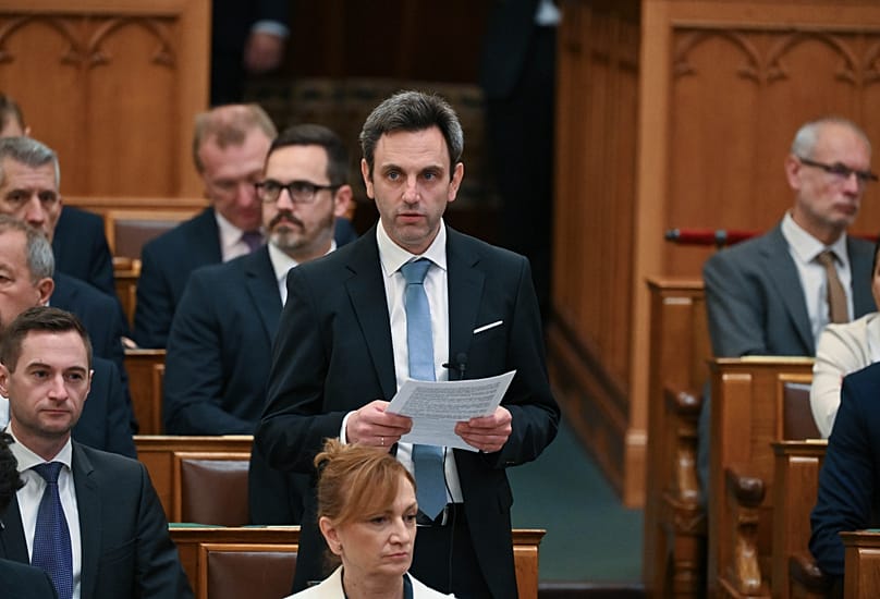 A javaslatot beterjesztő Melléthei-Barna Márton (Tisza) beszél