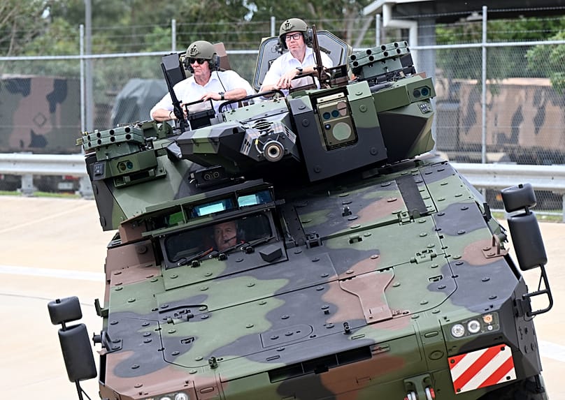 ARŞİV - Almanya Savunma Bakanı Boris Pistorius ve Avustralya Savunma Sanayi Bakanı Pat Conroy, 27 Mart 2026'da Avustralya'daki Rheinmetall Defence tesisini ziyaret ederken.