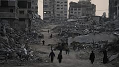 Des Palestiniens marchent parmi les décombres dans le quartier d’Al-Karama, à Gaza, le 30 novembre 2025