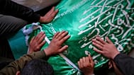 فلسطينيون يودّعون عز الدين الحداد، قائد "كتائب القسام"، خلال مراسم تشييعه في مدينة غزة، في 16 مايو 2026.