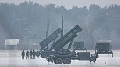 Az Egyesült Államoktól beszerzett Patriot rakétaindítók telepítve Varsóban 2023. február 6-án