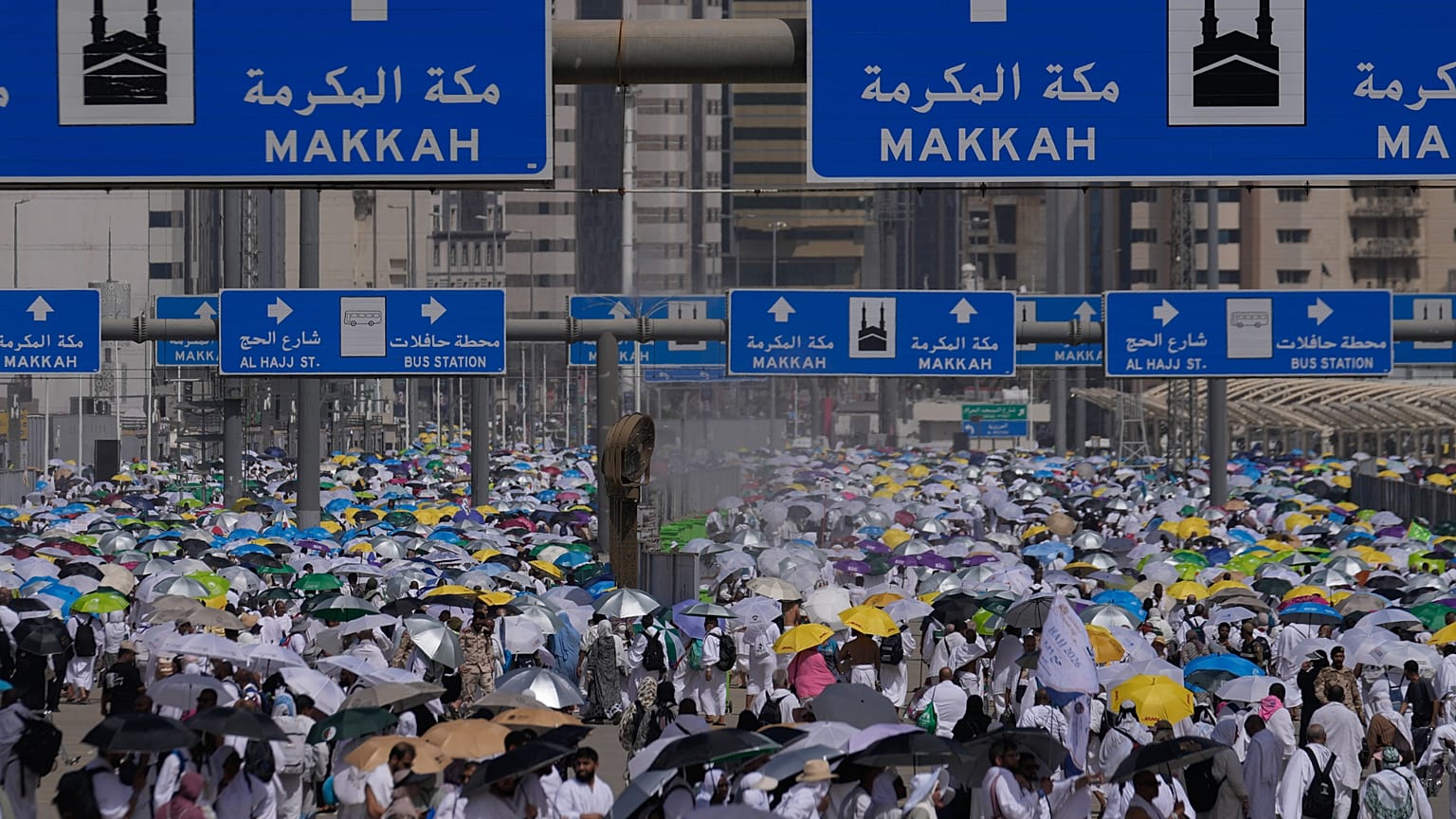 يغادر الحجاج المسلمون بعد إلقاء الحصى على الأعمدة في رجم الشيطان الرمزي، وهو الطقس الأخير للحج السنوي