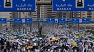 يغادر الحجاج المسلمون بعد إلقاء الحصى على الأعمدة في رجم الشيطان الرمزي، وهو الطقس الأخير للحج السنوي