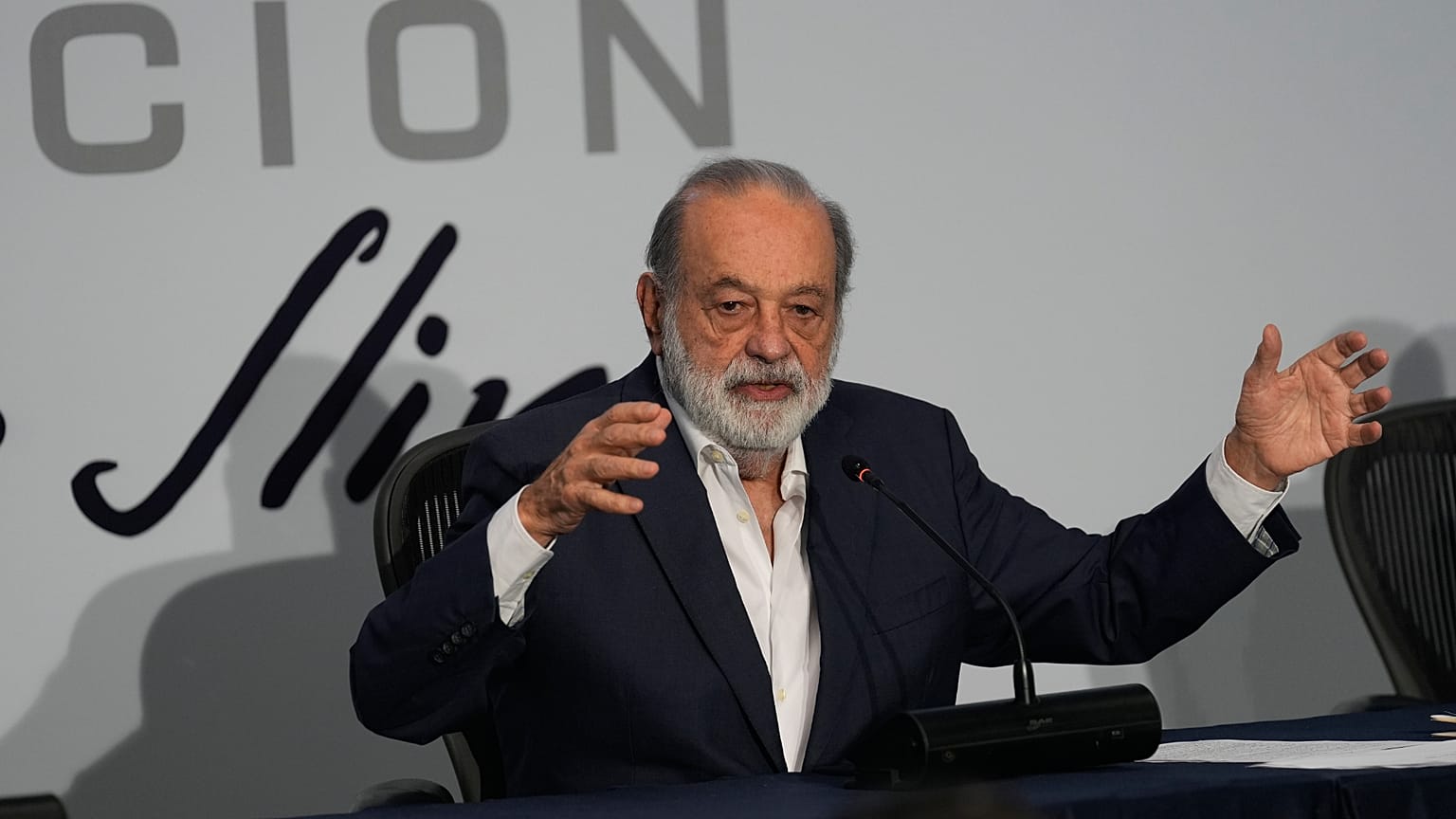 El multimillonario mexicano Carlos Slim ofrece una conferencia de prensa en la Ciudad de México, el martes 26 de mayo de 2026. 