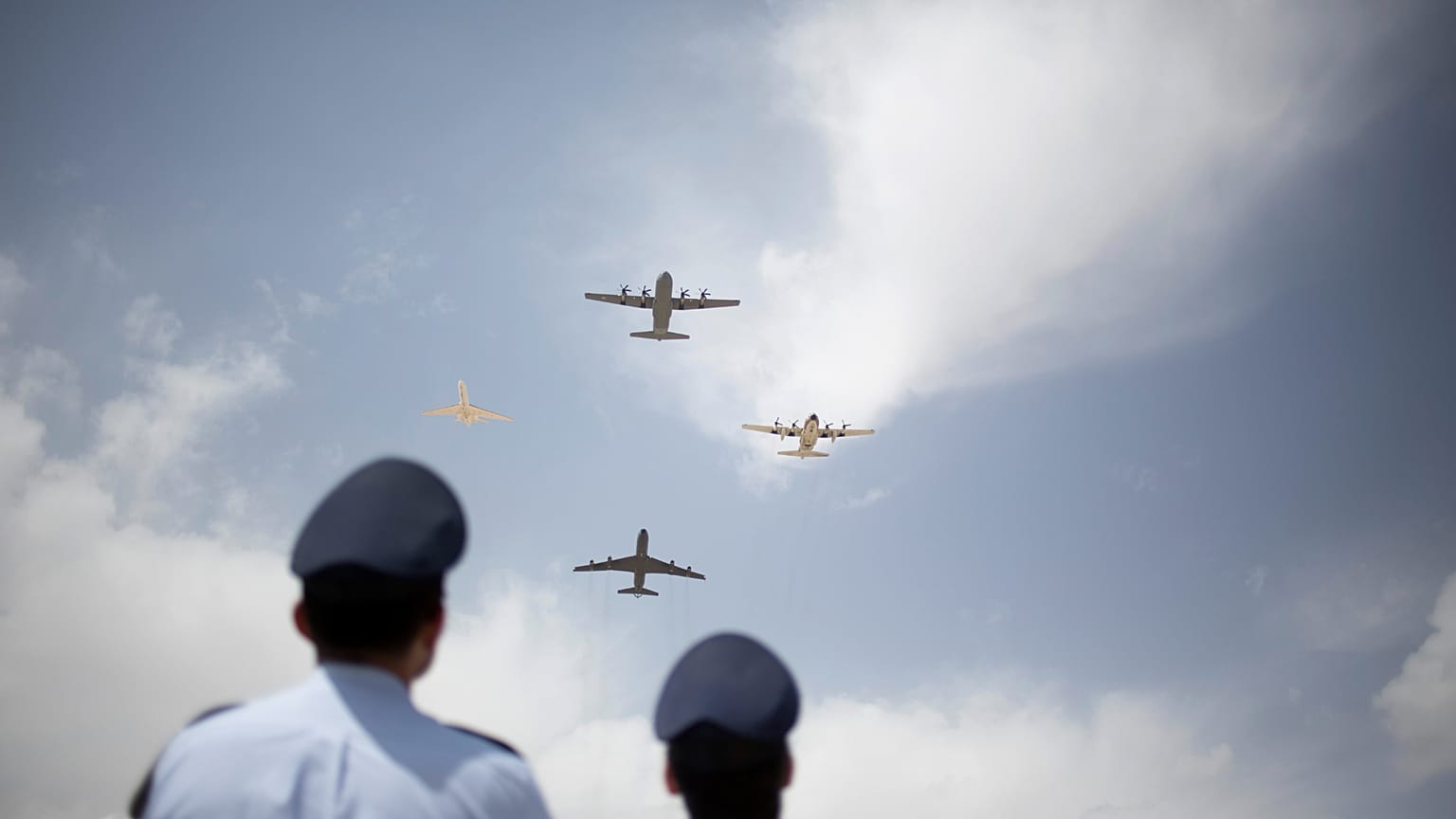 طياران إسرائيليان ينتظران هبوط طائرة "سي-130 جيه سوبر هيركوليس" الأمريكية في قاعدة نيفاتيم الجوية جنوب إسرائيل، في 9 نيسان 2014.