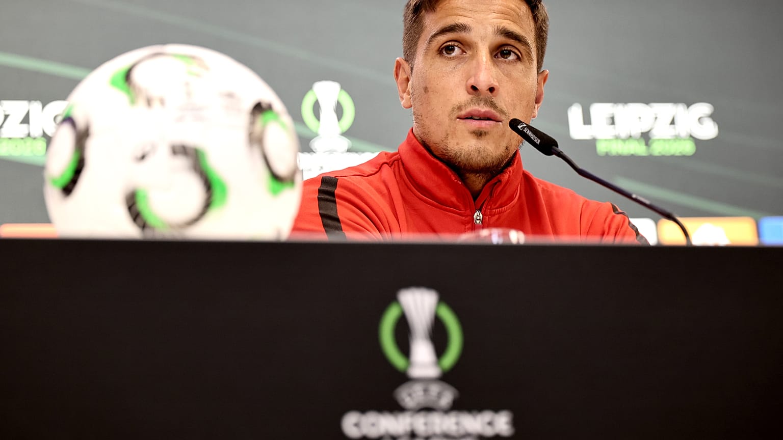 Il giocatore del Rayo Vallecano Óscar Trejo partecipa a una conferenza stampa a Lipsia, in Germania, alla vigilia della finale di Conference League, martedì 26 maggio 2026