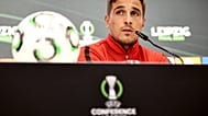 El jugador del Rayo Vallecano, Oscar Trejo, asiste a una rueda de prensa en Leipzig, Alemania, un día antes de la final de la Conference League, el martes 26 de mayo de 2026