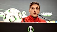 El jugador del Rayo Vallecano, Oscar Trejo, asiste a una rueda de prensa en Leipzig, Alemania, un día antes de la final de la Conference League, el martes 26 de mayo de 2026