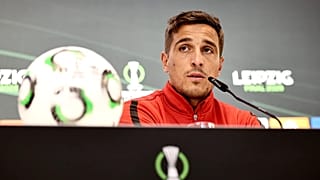 El jugador del Rayo Vallecano, Oscar Trejo, asiste a una rueda de prensa en Leipzig, Alemania, un día antes de la final de la Conference League, el martes 26 de mayo de 2026
