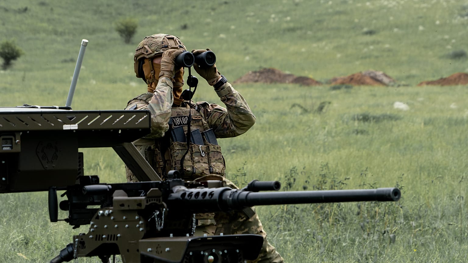 Un soldato ucraino durante un esercitazione anti-droni a Kharkiv