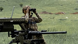 Un soldato ucraino durante un esercitazione anti-droni a Kharkiv