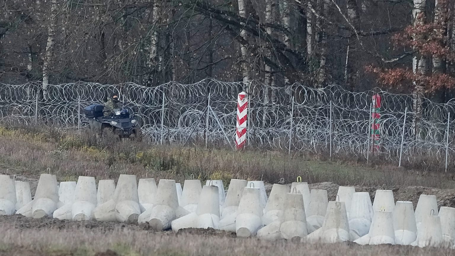 Polski żołnierz na granicy Polski z Rosją w Dąbrówce, 30 listopada 2024 r. 