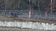 Polski żołnierz na granicy Polski z Rosją w Dąbrówce, 30 listopada 2024 r. 