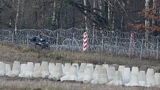 Polski żołnierz na granicy Polski z Rosją w Dąbrówce, 30 listopada 2024 r. 
