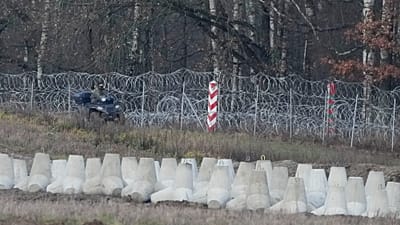 Ein polnischer Soldat an der polnisch-russischen Grenze in Dąbrówka, am 30. November 2024.