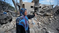 امرأة تقف قرب أنقاض منزلها الذي دمرته غارة إسرائيلية في بلدة معركة جنوب لبنان، في 27 مايو 2026.