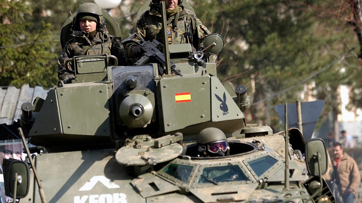 Archivo: Soldados españoles de la KFOR patrullan en vehículos militares la zona norte de Kosovska Mitrovica
