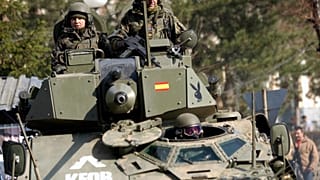 Archivo: Soldados españoles de la KFOR patrullan en vehículos militares la zona norte de Kosovska Mitrovica