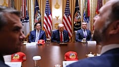 ABD Başkanı Donald Trump, Dışişleri Bakanı Marco Rubio ve Savunma Bakanı Pete Hegseth ile birlikte, 27 Mayıs 2026'da Beyaz Saray'daki Kabine toplantısında konuşuyor.